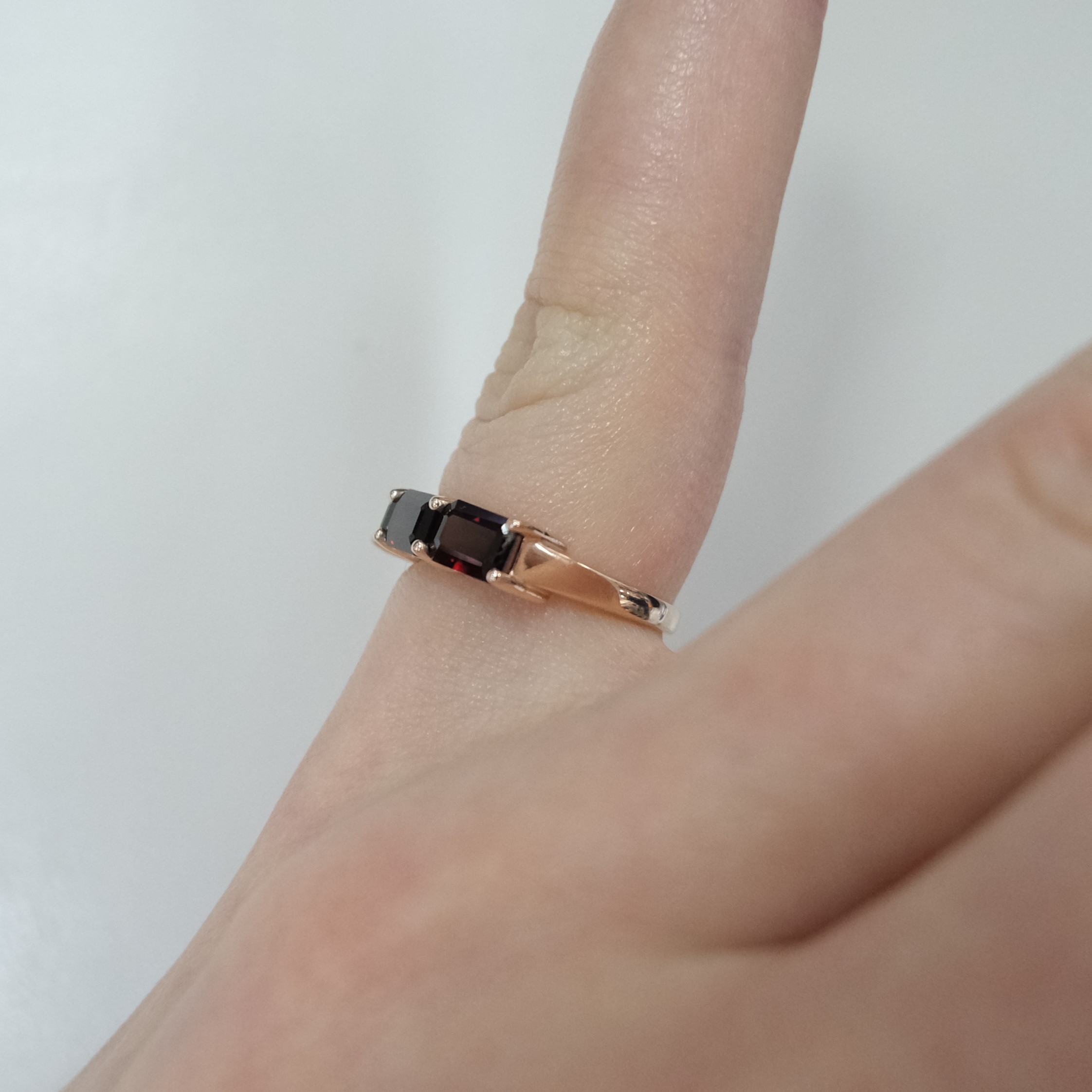 Серебряное кольцо с гранатами